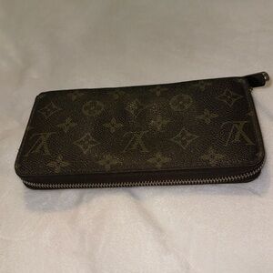 Authentic Louis Vuitton zippy long wallet